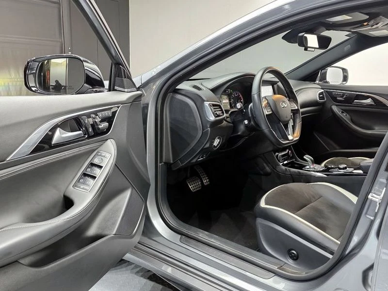 Infiniti Q30 2.0 270920 Automatic, снимка 6 - Автомобили и джипове - 55597637