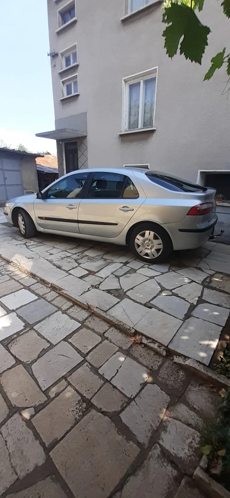 Renault Laguna 1.8i 16v 121кс, снимка 3 - Автомобили и джипове - 49081872