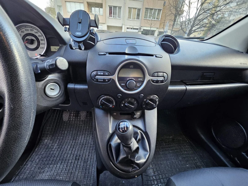 Mazda 2, снимка 12 - Автомобили и джипове - 48335071