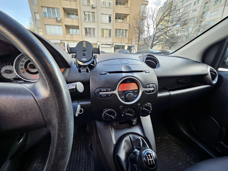 Mazda 2, снимка 11 - Автомобили и джипове - 48335071