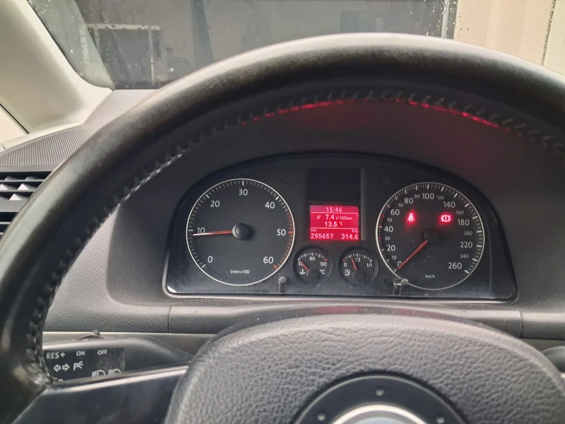 VW Touran 2.0, снимка 11 - Автомобили и джипове - 52449428