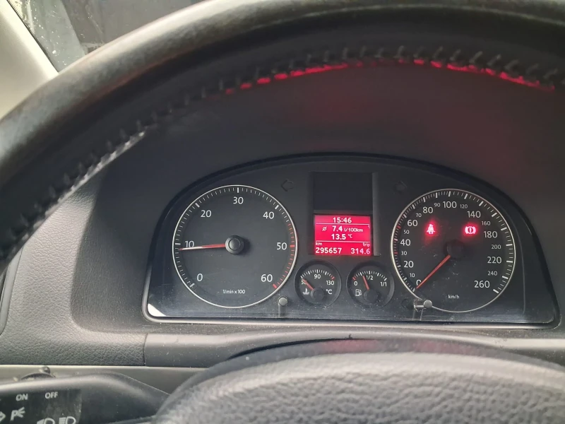 VW Touran 2.0, снимка 12 - Автомобили и джипове - 52449428