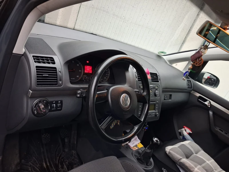 VW Touran 2.0, снимка 13 - Автомобили и джипове - 52449428