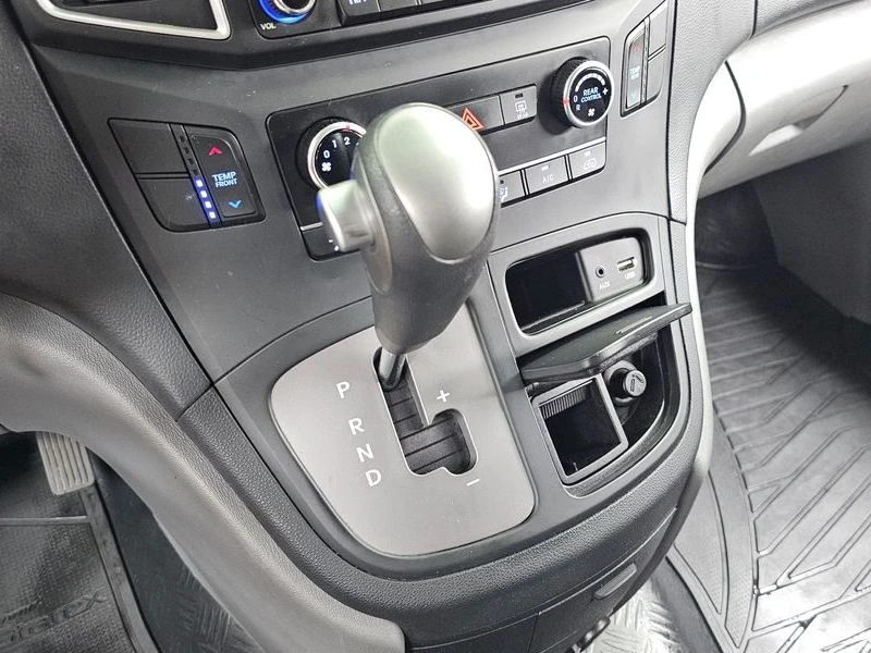Hyundai Starex 2.5 Automatic, снимка 9 - Автомобили и джипове - 55948272