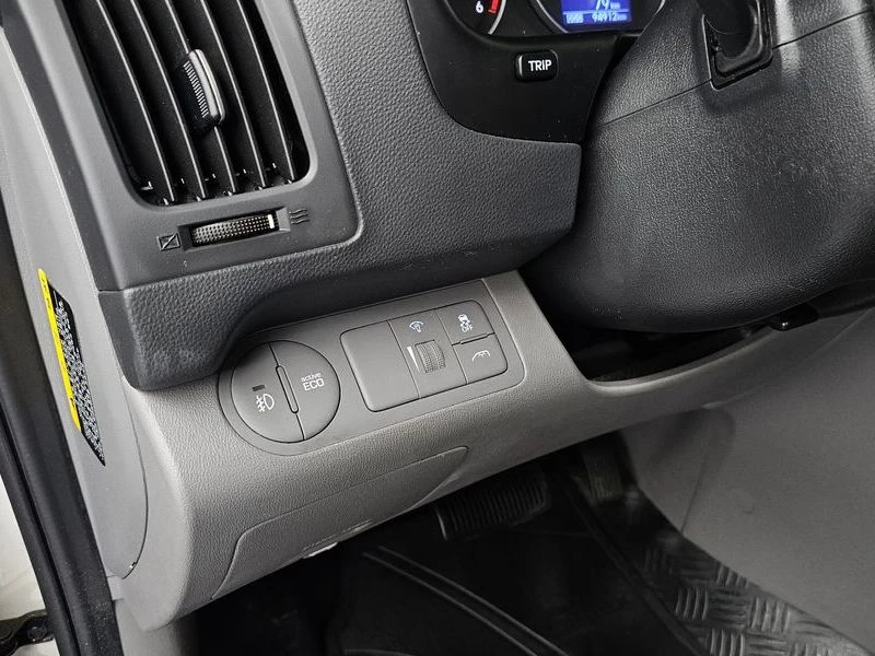 Hyundai Starex 2.5 Automatic, снимка 16 - Автомобили и джипове - 55948272