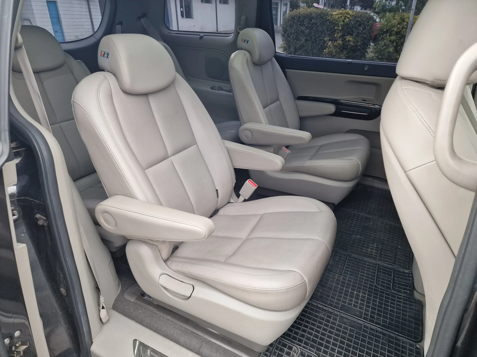 Kia Carnival 2.2 CRDi 8AT, снимка 11 - Автомобили и джипове - 56056322