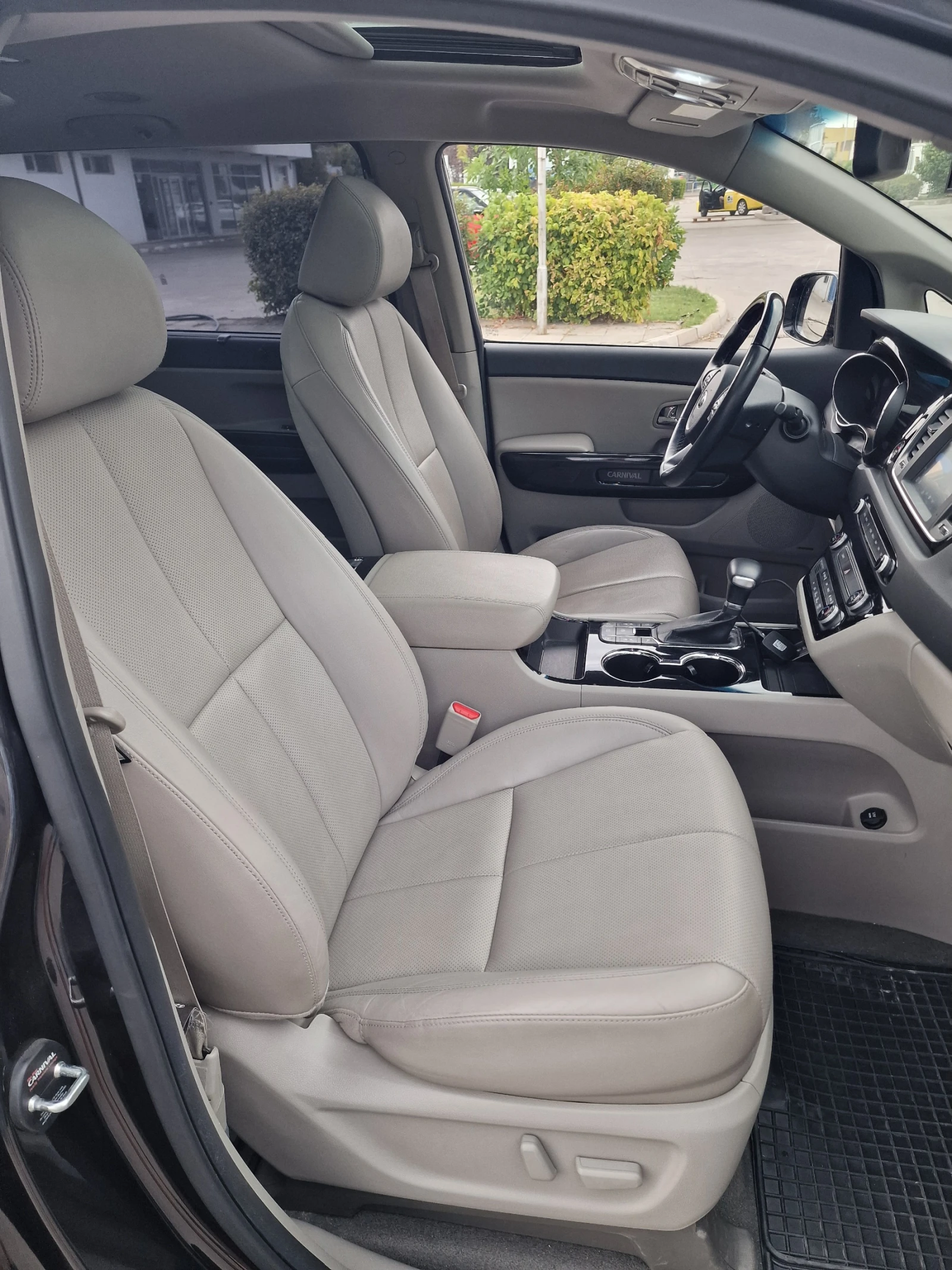 Kia Carnival 2.2 CRDi 8AT, снимка 10 - Автомобили и джипове - 56056322