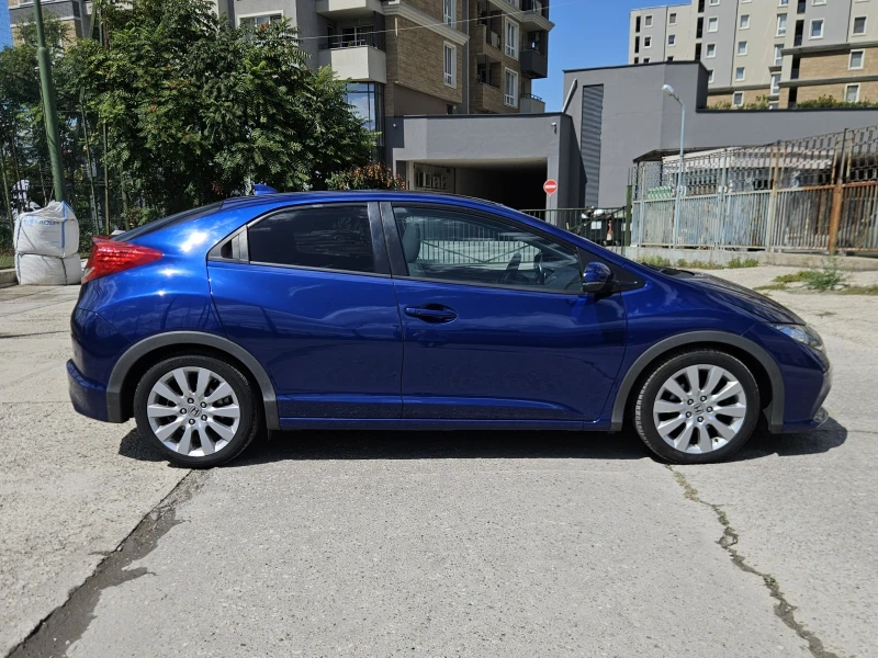 Honda Civic 1.8i-VTEC Keyless NAVI Panorama TUV 2027г., снимка 4 - Автомобили и джипове - 51911140