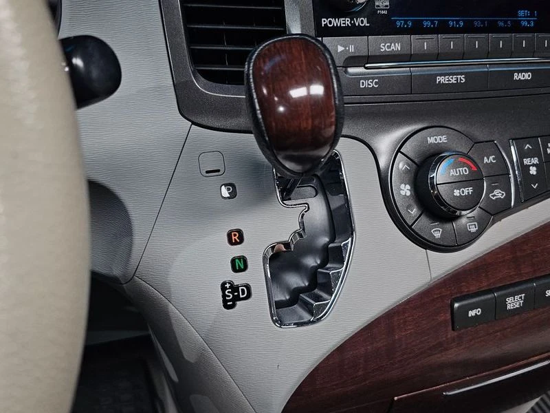 Toyota Sienna 3.5 2GR Automatic, снимка 11 - Автомобили и джипове - 55662708