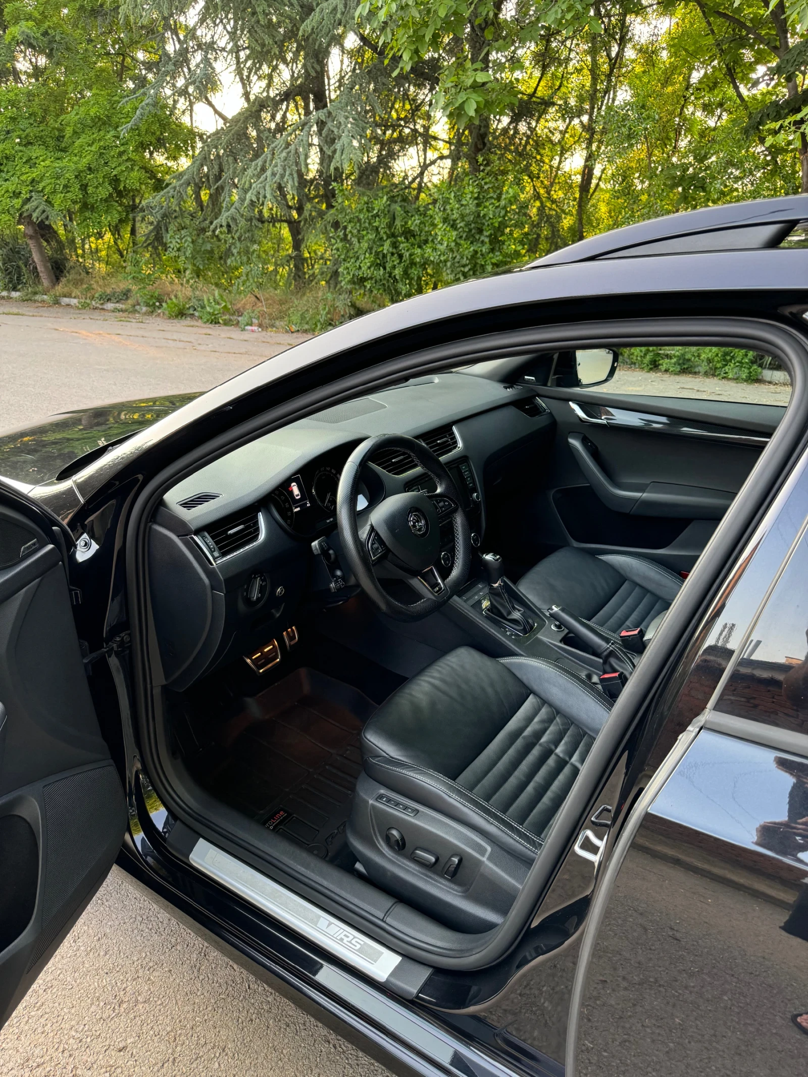 Skoda Octavia  2.0 TDI VRS* DSTR* PANORAMA* CANTON* KEYLESS - изображение 8
