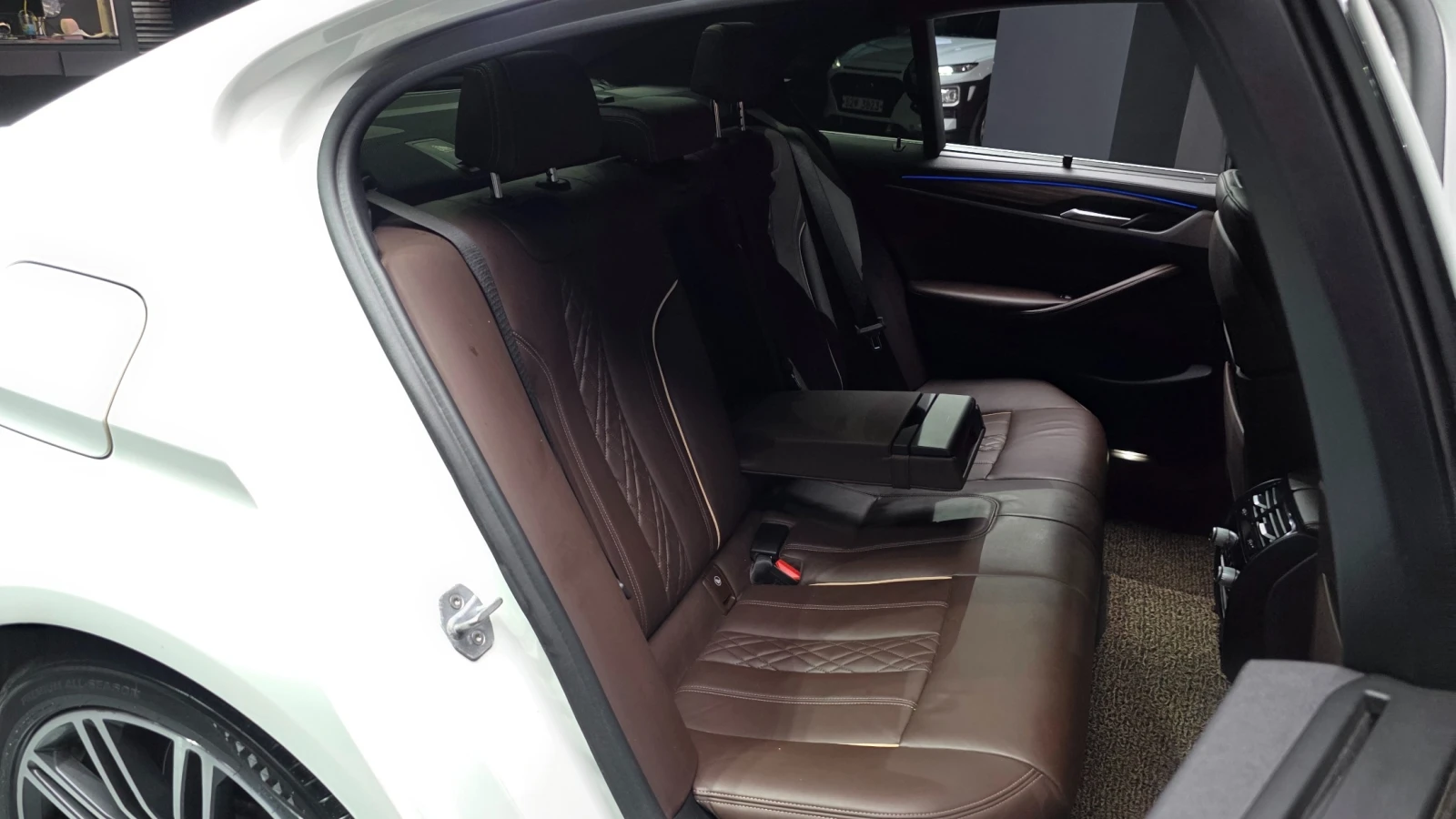 BMW 530 i* M Sport * Keyless* Pano* Navi* 360, снимка 13 - Автомобили и джипове - 55244595