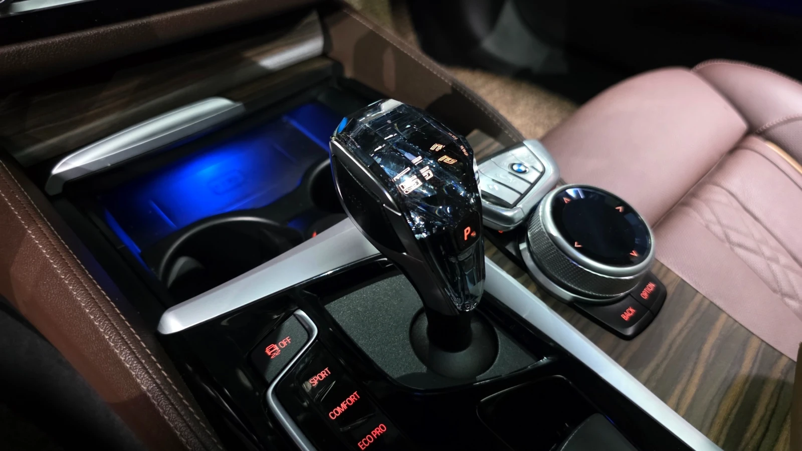 BMW 530 i* M Sport * Keyless* Pano* Navi* 360, снимка 10 - Автомобили и джипове - 55244595