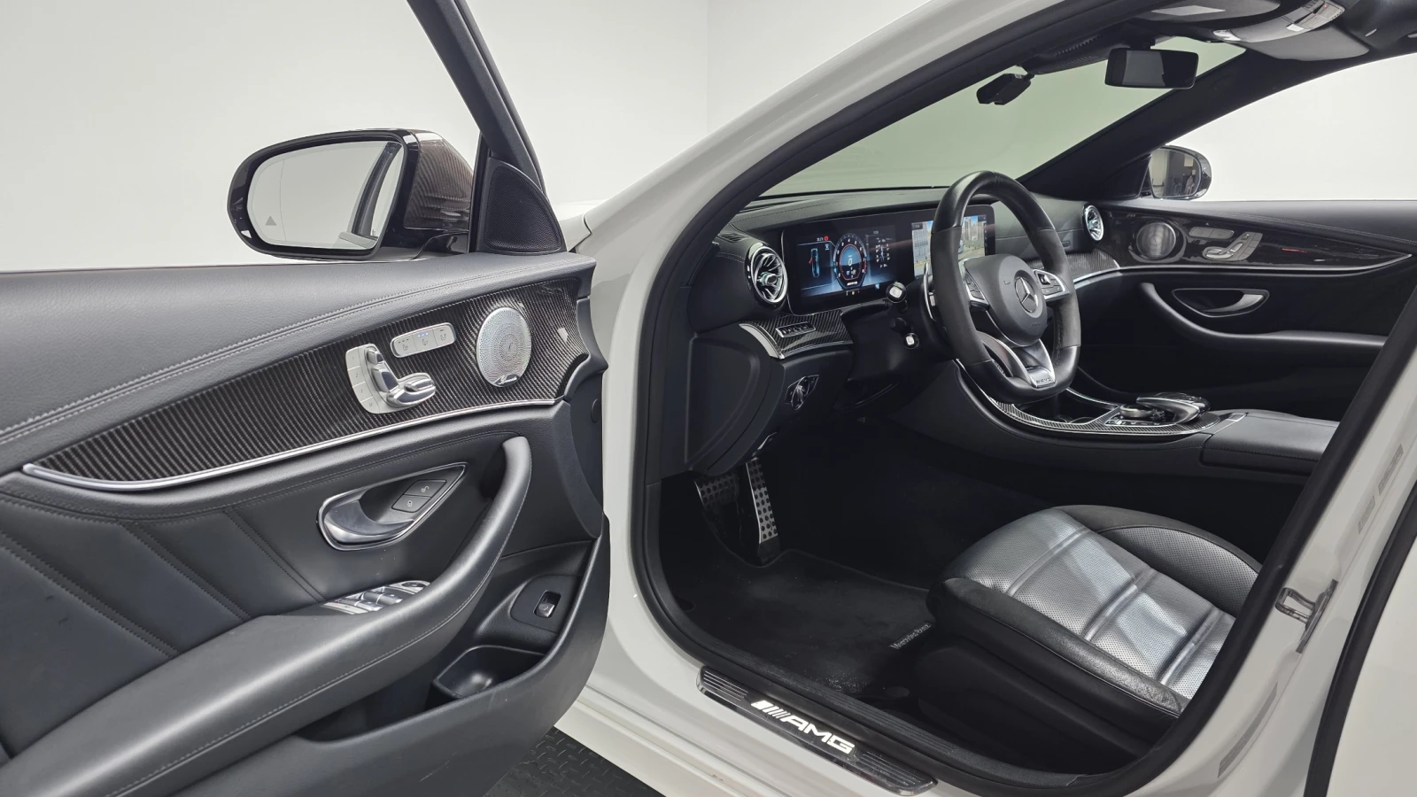 Mercedes-Benz E 63 AMG BURMESTER* МАСАЖ* SOFT CLOSE* HUD* КРАЙНА ЦЕНА, снимка 10 - Автомобили и джипове - 55982692