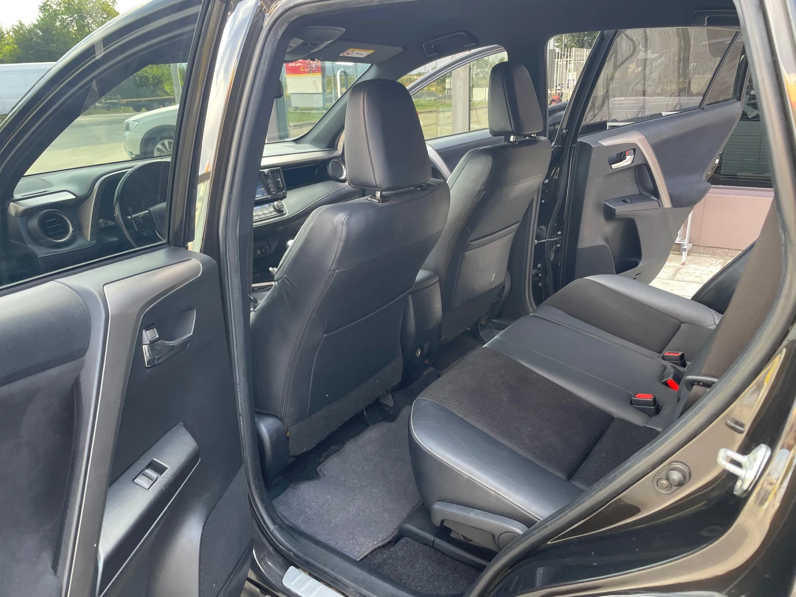 Toyota Rav4 2.0D4D-FACELIFT-NAVI-КОЖА-КАМЕРА-KEYLESS GO - изображение 8