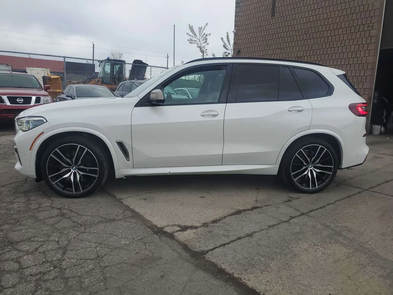BMW X5 * M50i * ЛАЗЕР * ДИСТРОНИК * 360 * ОБДУХВАНЕ, снимка 2 - Автомобили и джипове - 54460384