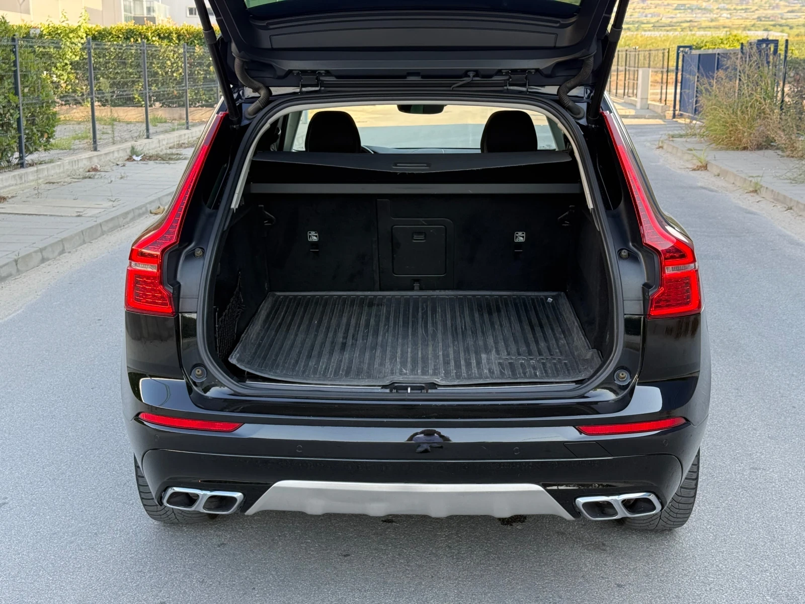 Volvo XC60 2.0 B5 AWD /Mild Hybrid/ПОДГРЕВ/HARMON KARDON/ИСТ, снимка 4 - Автомобили и джипове - 55899851