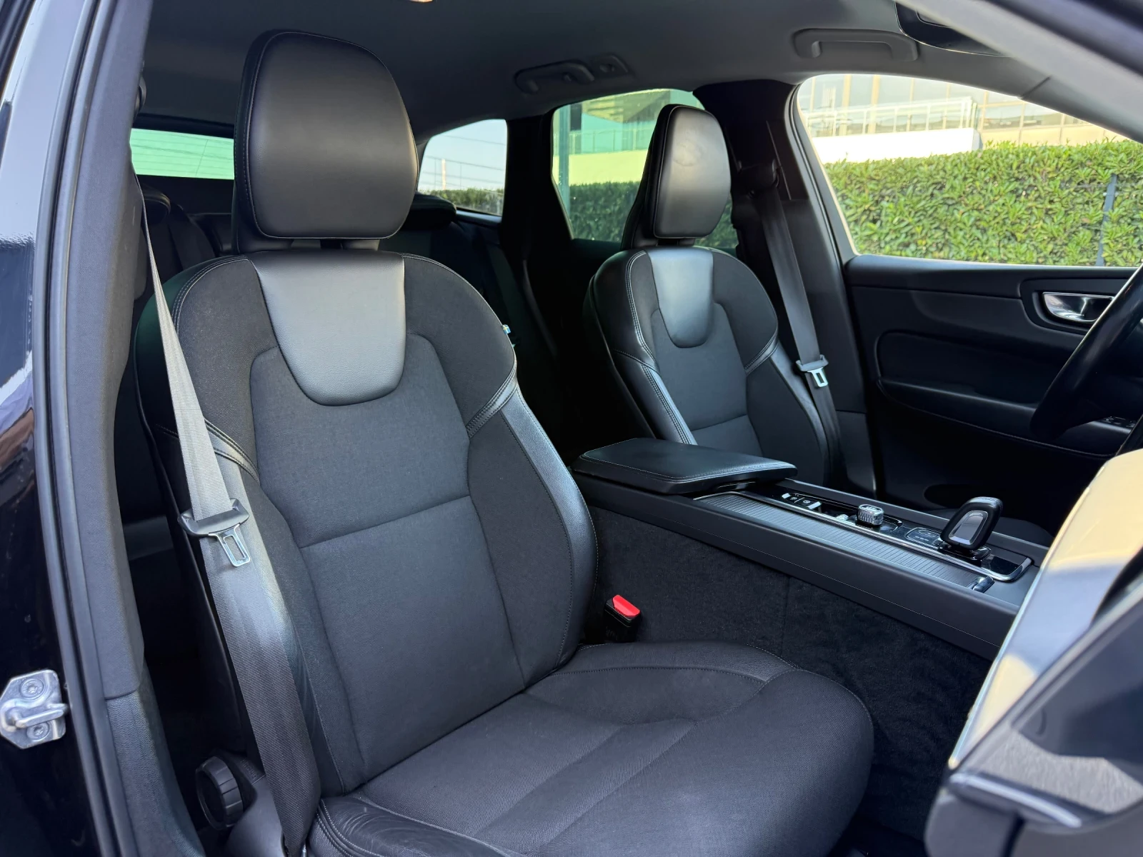 Volvo XC60 2.0 B5 AWD /Mild Hybrid/ПОДГРЕВ/HARMON KARDON/ИСТ, снимка 10 - Автомобили и джипове - 55899851