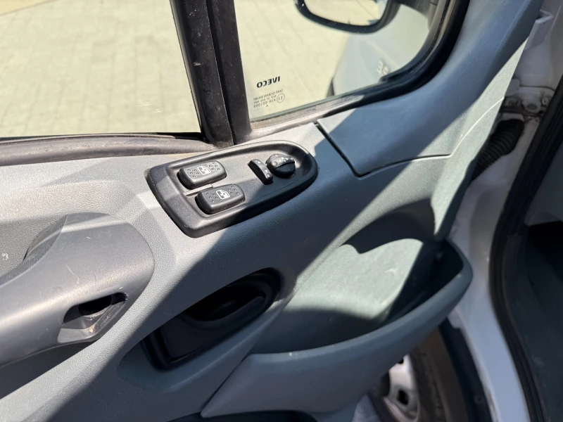 Iveco Daily 35C15 3.0HPI до 3.5т. 2-щори Климатроник, снимка 14 - Бусове и автобуси - 50645183