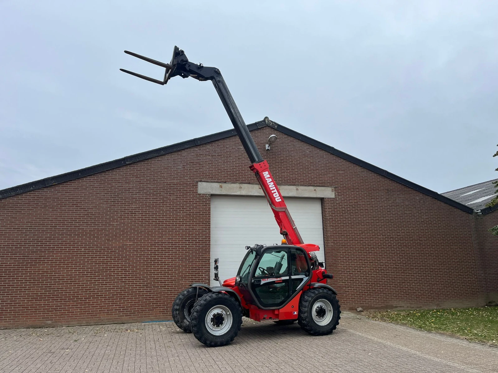 Телескопичен товарач Manitou MLT 742 - изображение 3