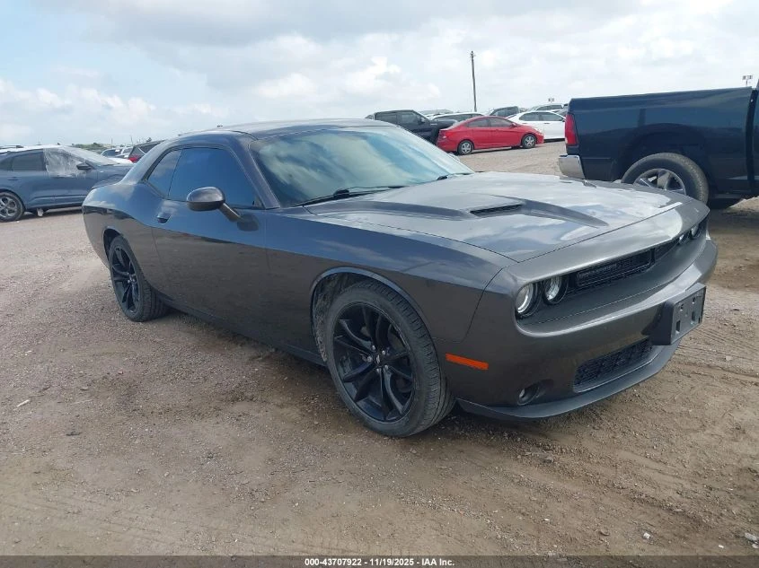 Dodge Challenger 3.6L V-6 DOHC, VVT, 305HP Rear Wheel Drive, снимка 1