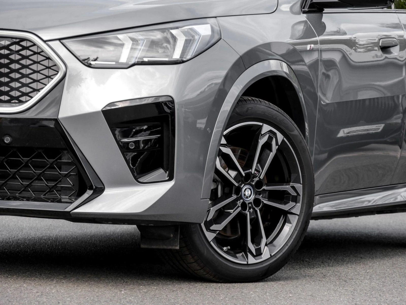 BMW iX2 xDrive30/ M-SPORT/ HEAD UP/ 360/ LED/ SHADOW LINE/ - изображение 3