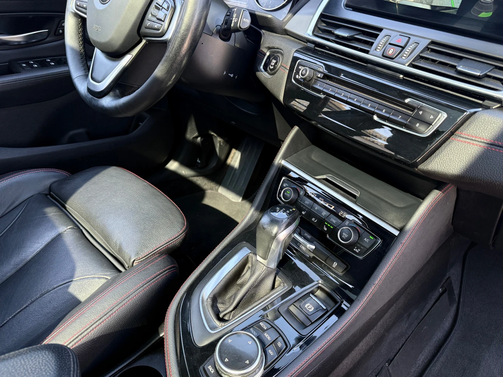 BMW 2 Active Tourer 225i M sport HeadUp Panorama Kamera , снимка 15 - Автомобили и джипове - 53830210