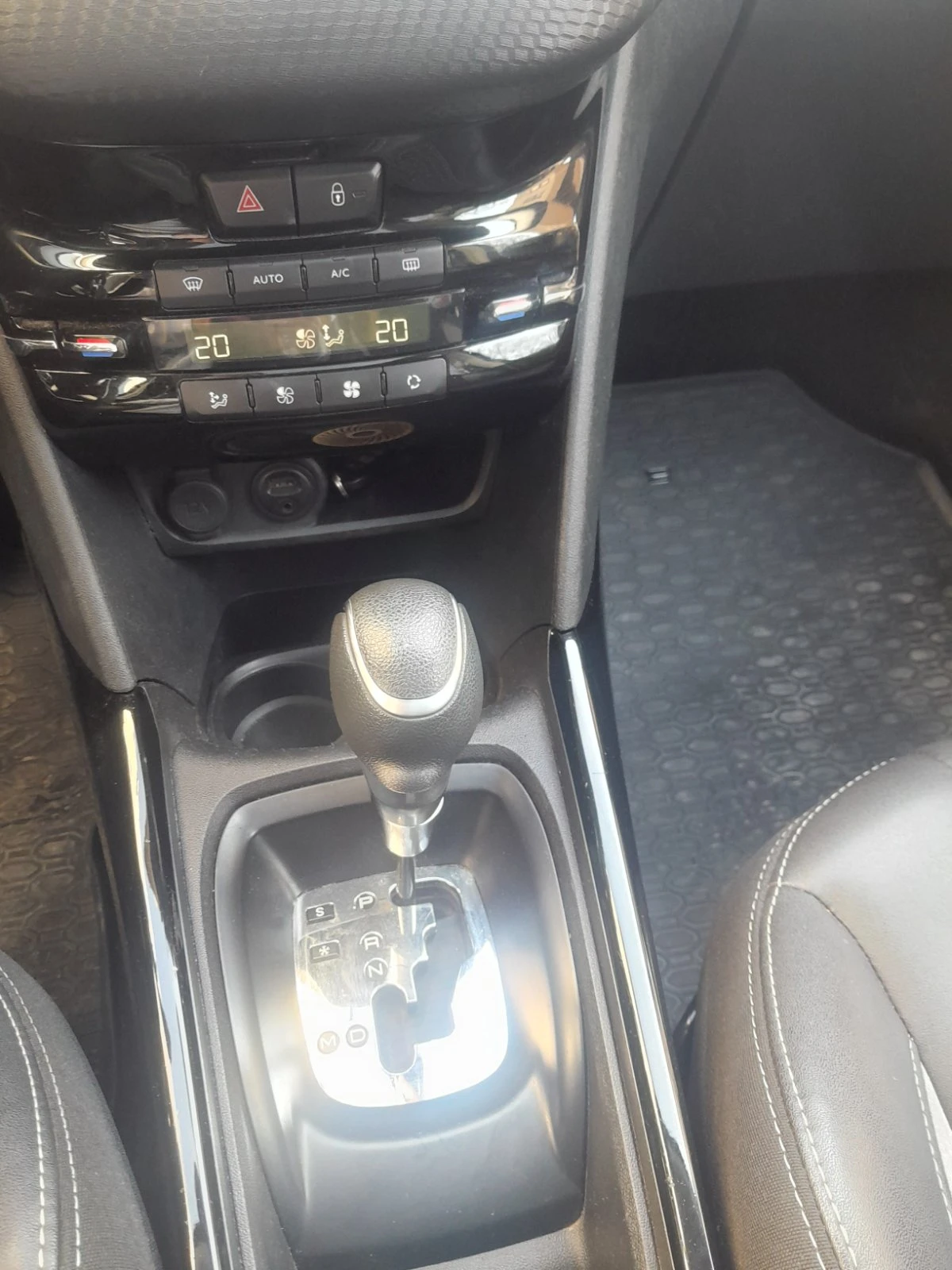 Peugeot 2008, снимка 10 - Автомобили и джипове - 54069427