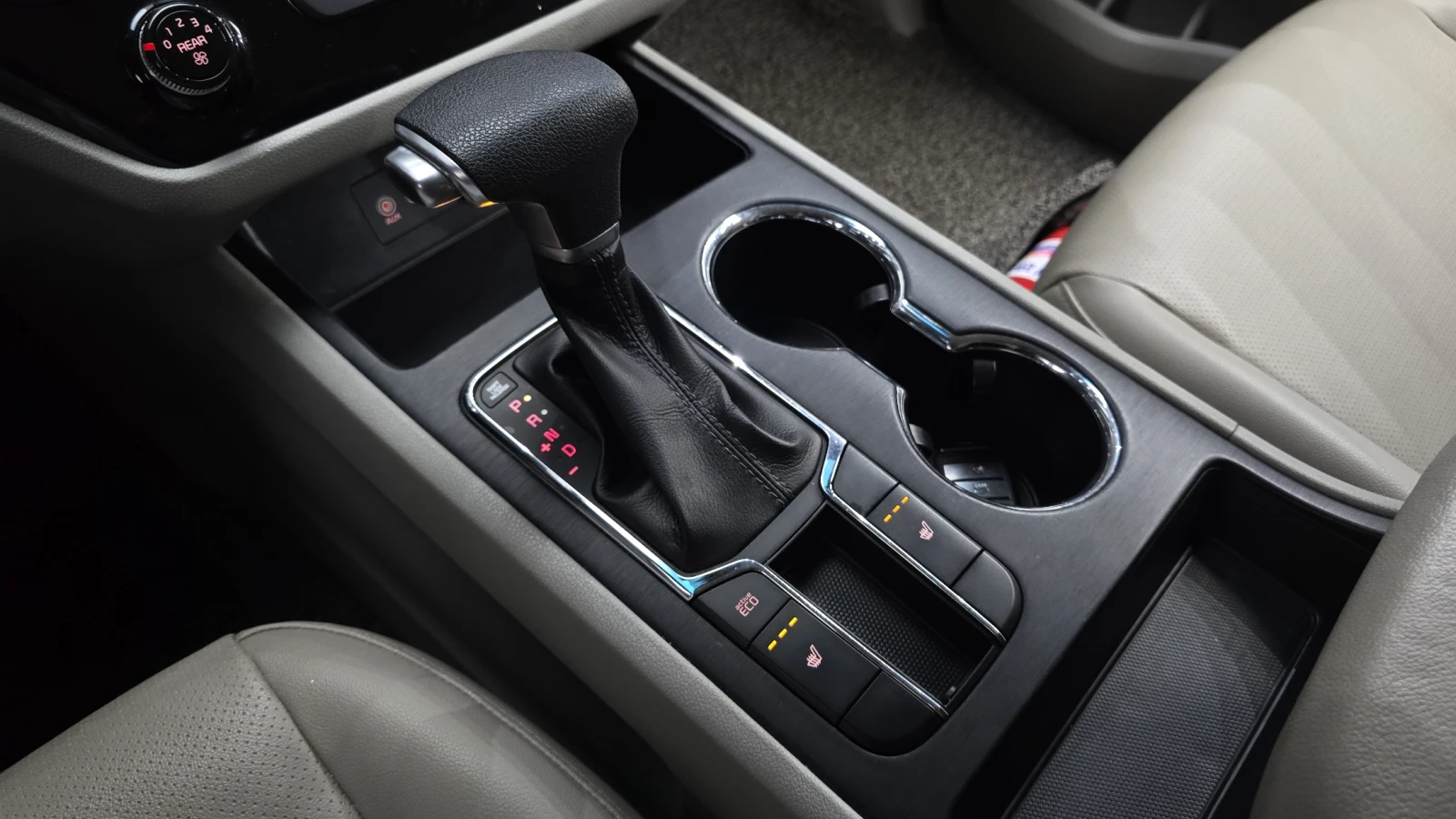 Kia Carnival КРАЙНА ЦЕНА, снимка 9 - Автомобили и джипове - 55595022