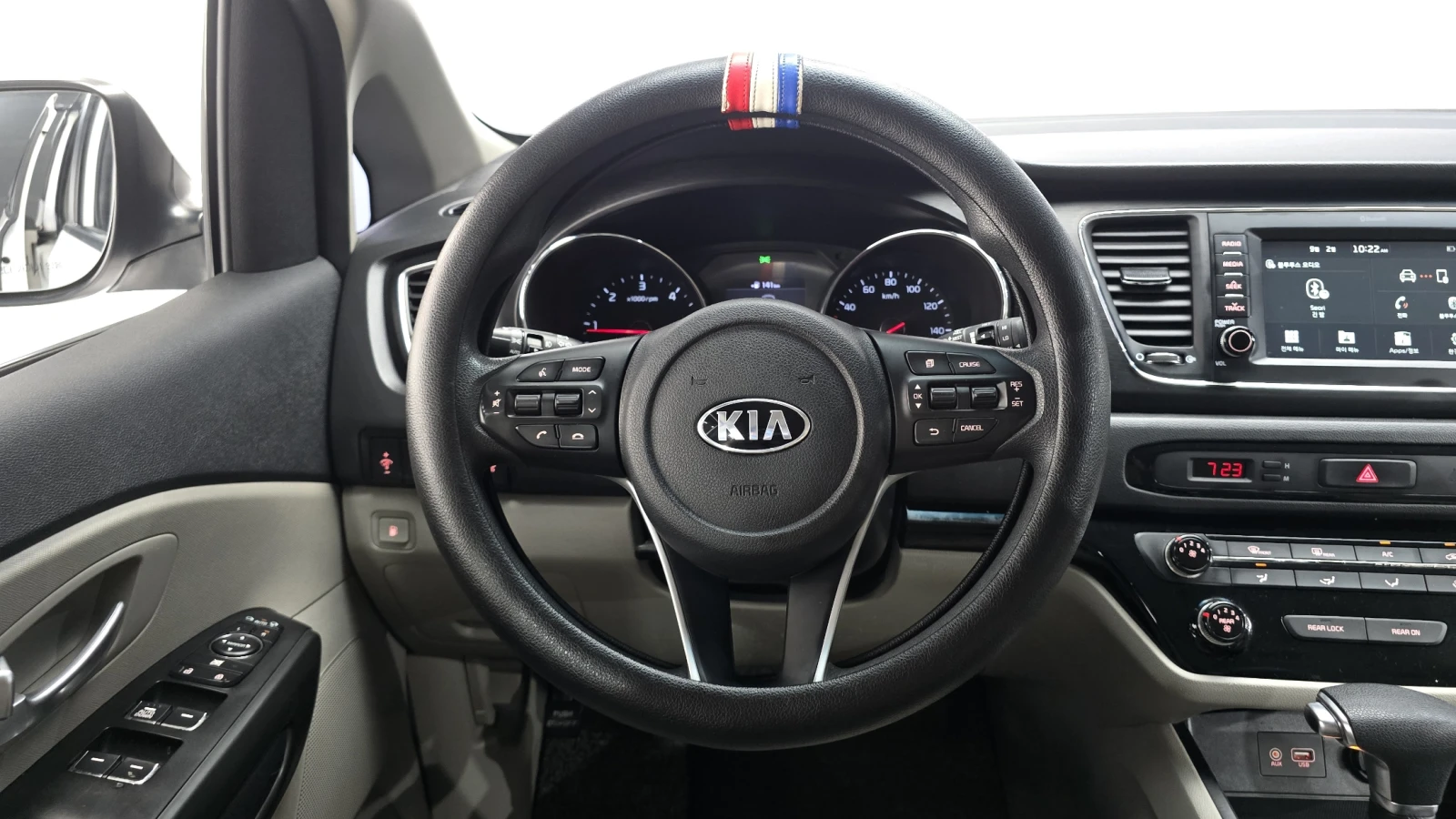 Kia Carnival КРАЙНА ЦЕНА, снимка 13 - Автомобили и джипове - 55595022