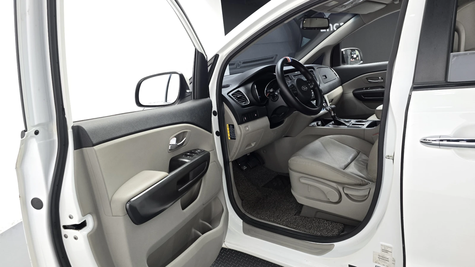 Kia Carnival КРАЙНА ЦЕНА, снимка 10 - Автомобили и джипове - 55595022