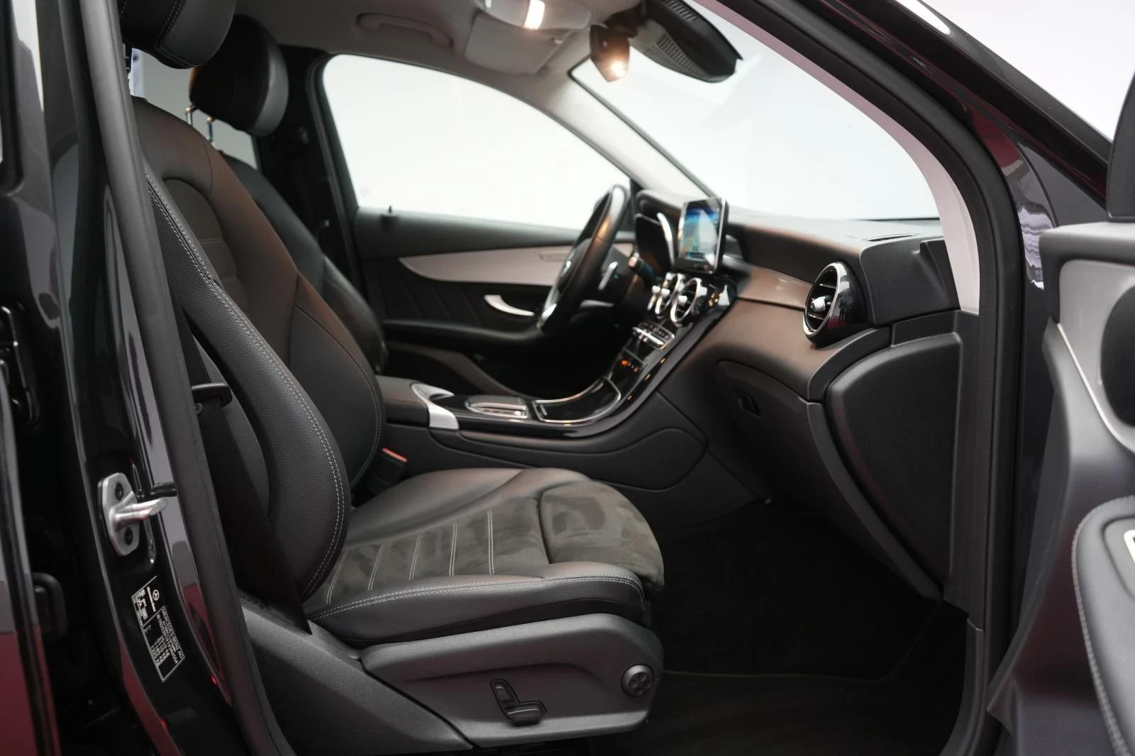 Mercedes-Benz GLC 300 GLC 300 d 4Matic AMG/245кс/ГАРАНЦИОННА ОЧАКВАН ВНО - изображение 5
