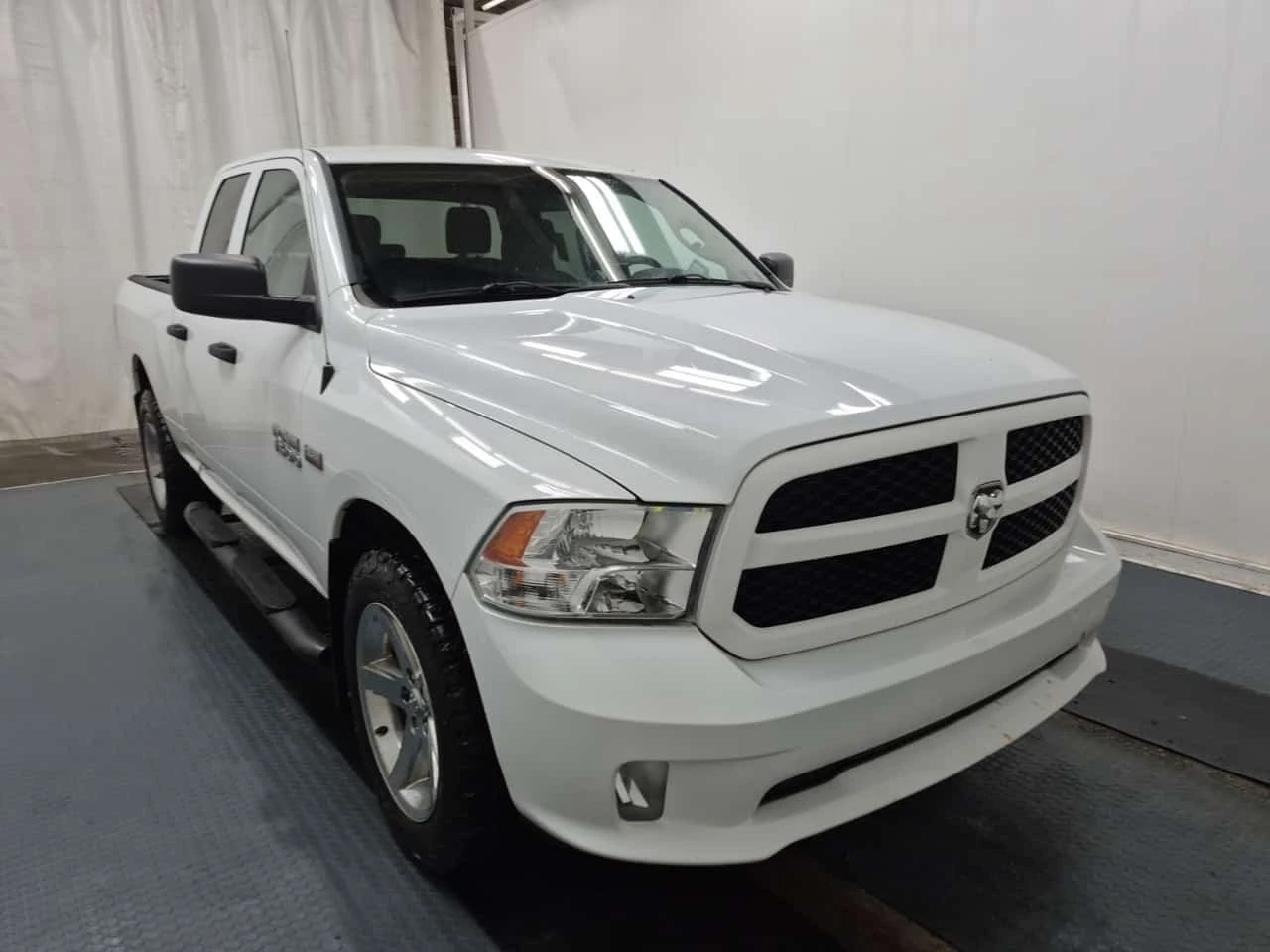Dodge RAM 1500 * 4wd Quad Cab 140.5" Express * ПОДГРЕВ * , снимка 3 - Автомобили и джипове - 56326747