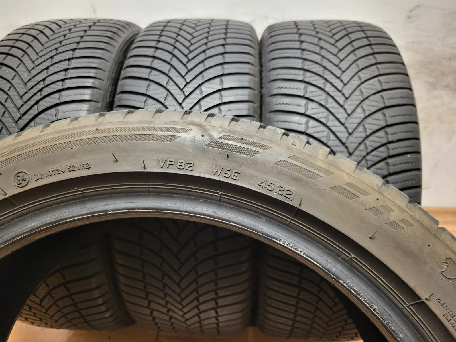 Гуми Всесезонни 225/45R19, снимка 9 - Гуми и джанти - 54648909