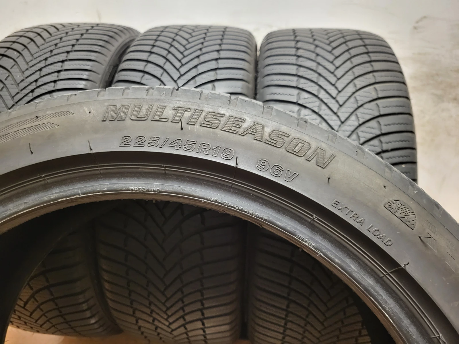 Гуми Всесезонни 225/45R19, снимка 7 - Гуми и джанти - 54648909
