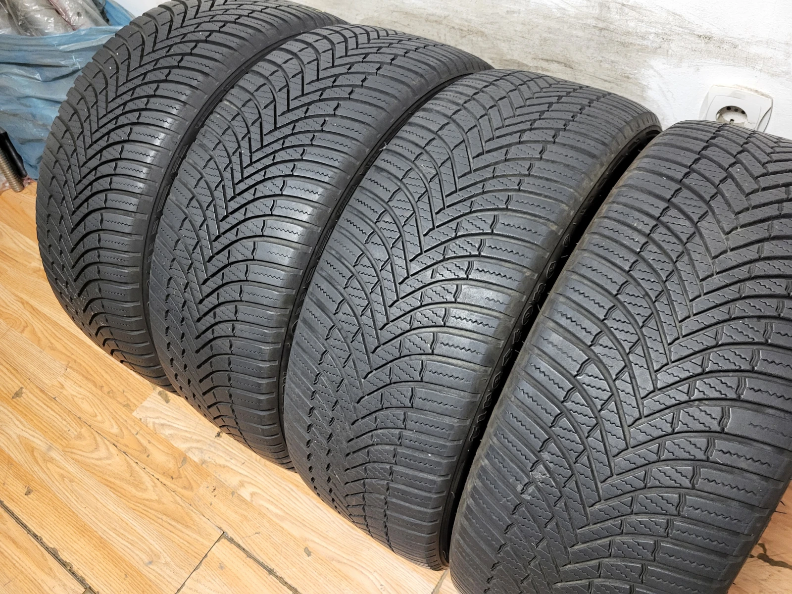 Гуми Всесезонни 225/45R19, снимка 6 - Гуми и джанти - 54648909