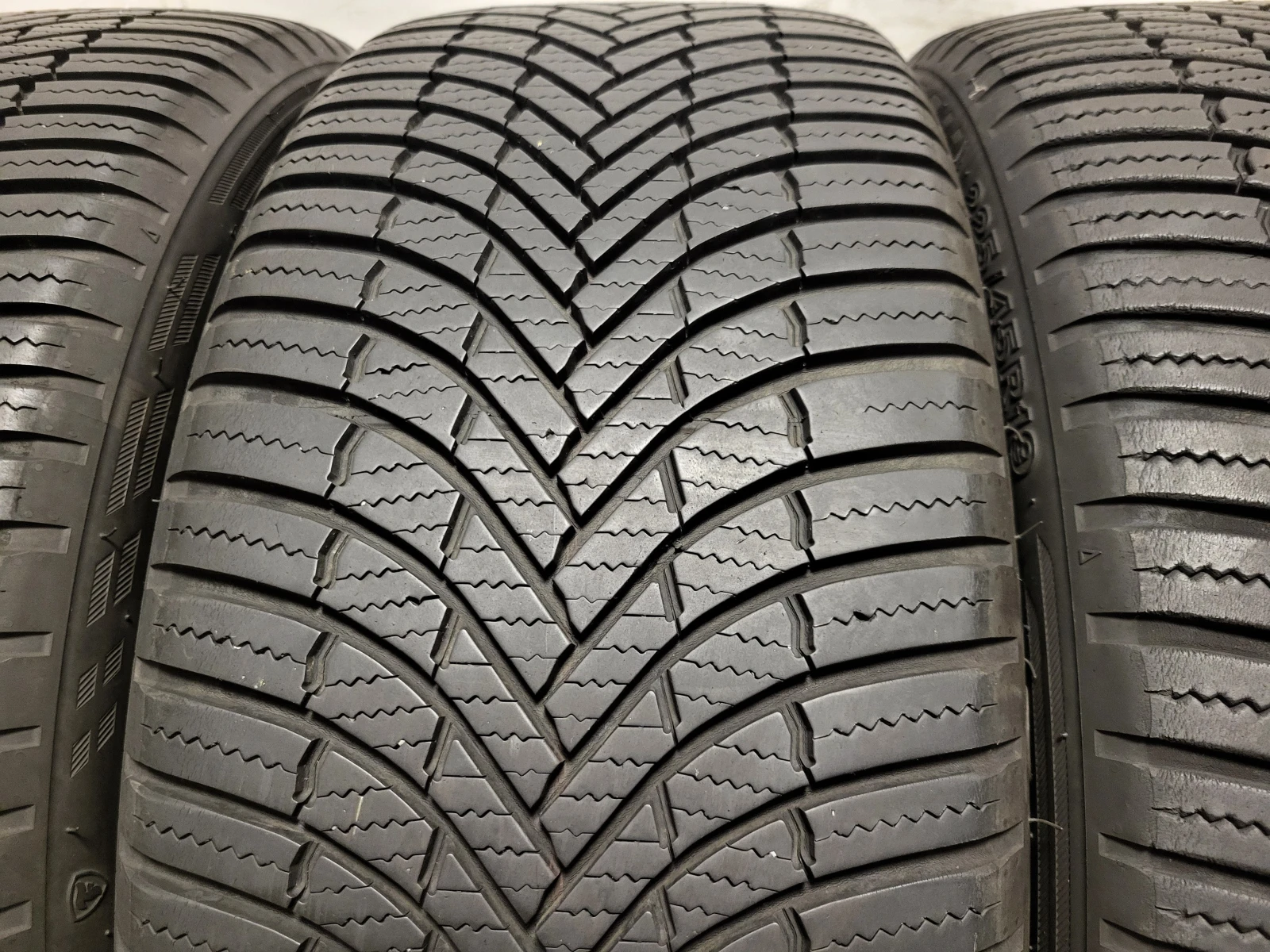 Гуми Всесезонни 225/45R19, снимка 4 - Гуми и джанти - 54648909