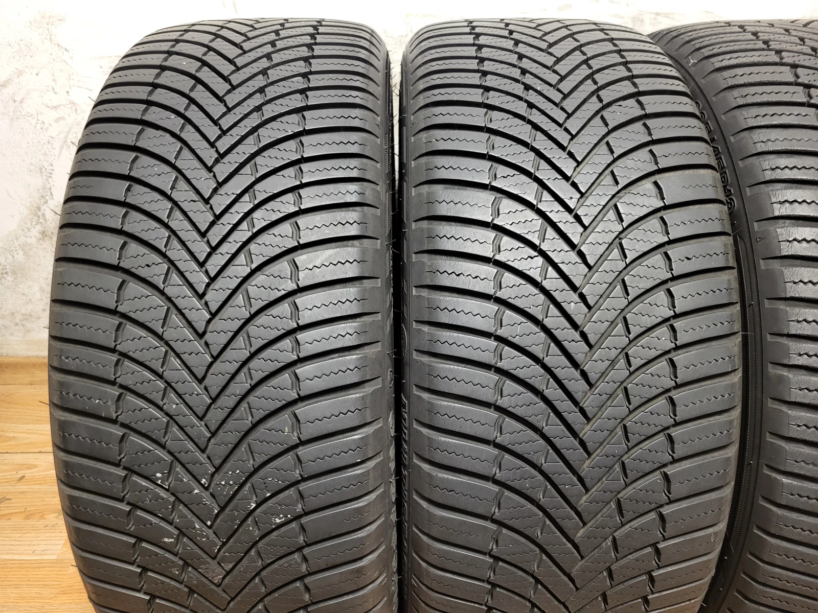 Гуми Всесезонни 225/45R19, снимка 2 - Гуми и джанти - 54648909