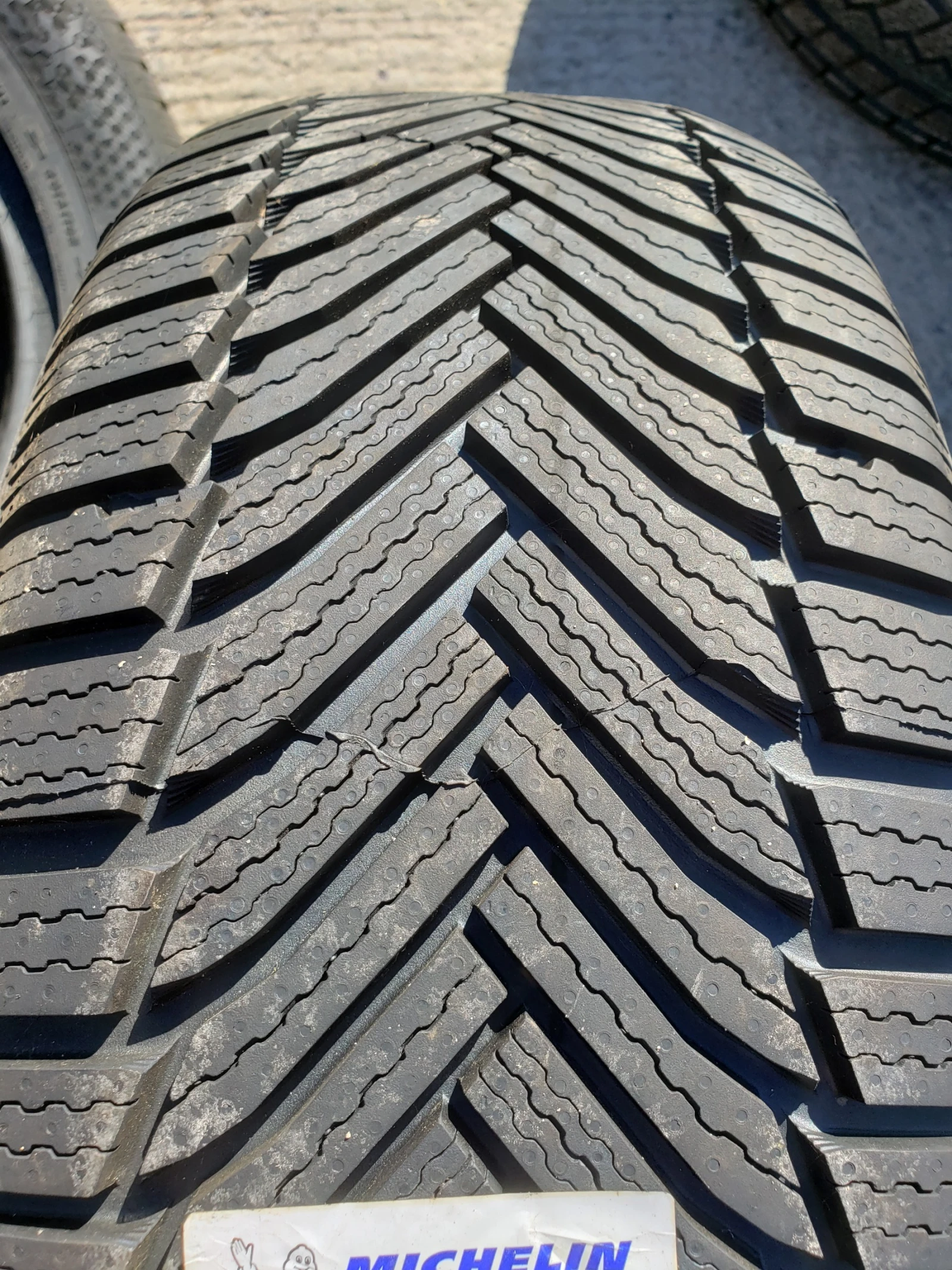 Гуми Зимни 225/45R17, снимка 4 - Гуми и джанти - 56343440