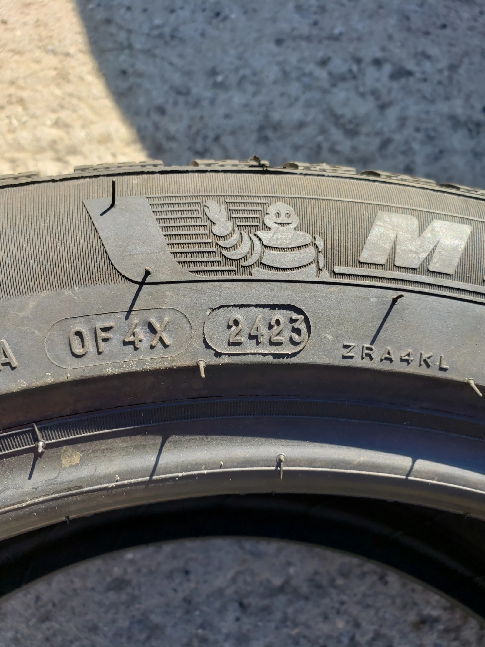 Гуми Зимни 225/45R17, снимка 6 - Гуми и джанти - 56343440