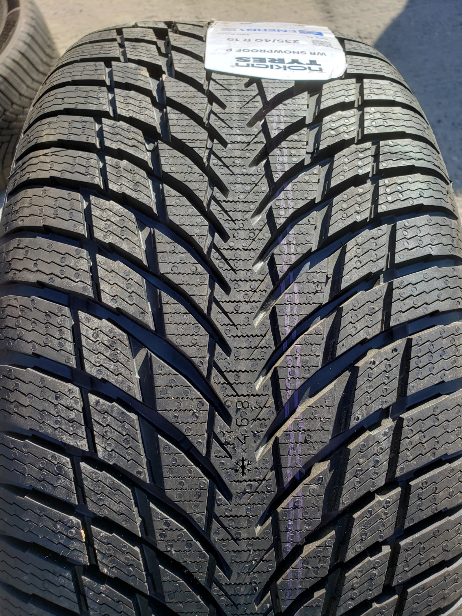Гуми Зимни 225/45R17, снимка 7 - Гуми и джанти - 56343440