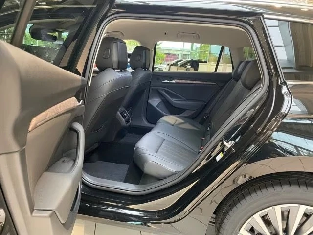 Skoda Superb 2.0 TDI 4x4 L&K COMBI HEAD-UP MATRIX-LED CANTON , снимка 11 - Автомобили и джипове - 55629193