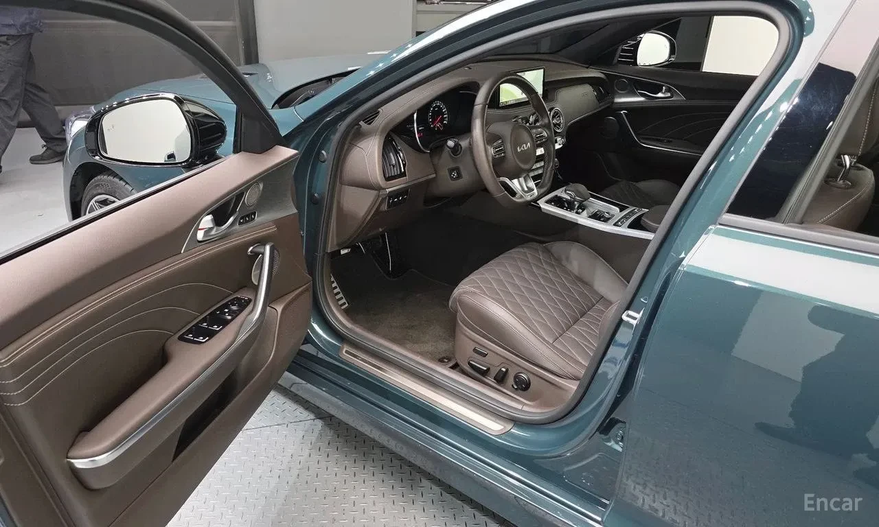 Kia Stinger 3.3* GT* ПОДГРЕВ* ОБДУХВАНЕ* ХЕДЪП* КАМЕРА* КЕЙЛЕС, снимка 6 - Автомобили и джипове - 54784348