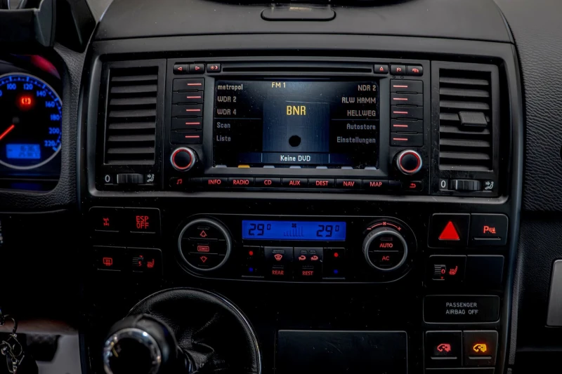 VW Multivan 2.5TDI/4Motion/Highline/Ксенон/Навигация/Подгрев/А, снимка 11 - Автомобили и джипове - 53472286