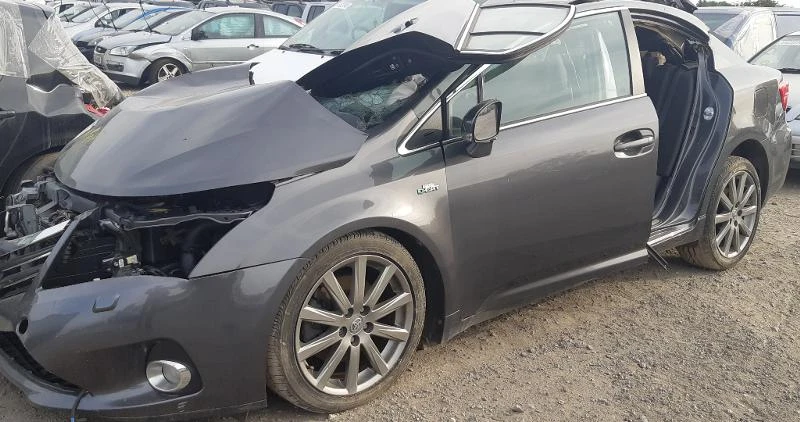 Toyota Avensis 2.0/2.2DCATЧАСТИ , снимка 1 - Автомобили и джипове - 22402418