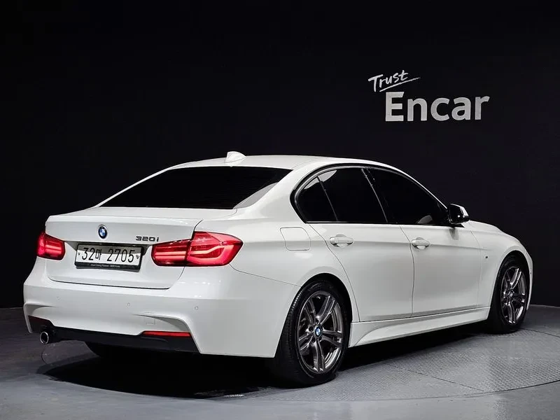 BMW 320 i - САМО 30% АВАНС, снимка 2 - Автомобили и джипове - 56304448