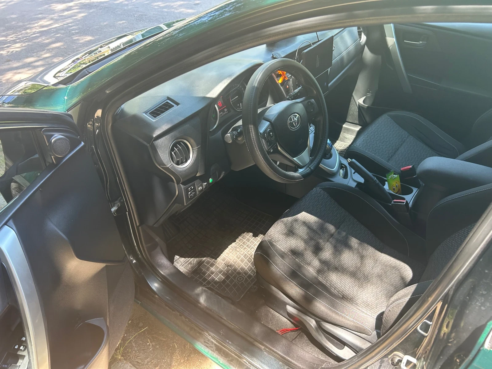 Toyota Auris, снимка 13 - Автомобили и джипове - 55040296