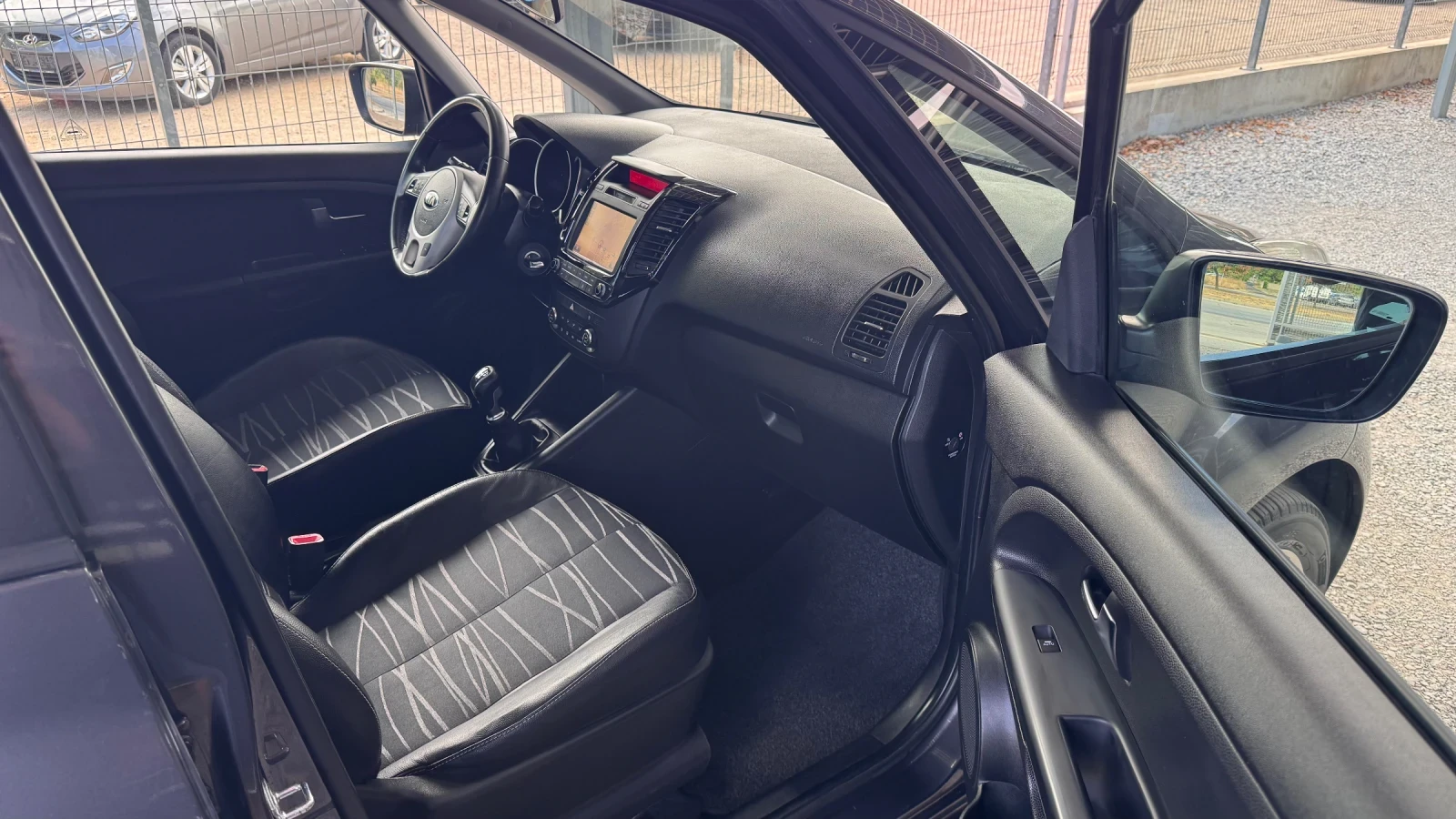 Kia Venga 1.4i 157хил.км* FACE* NAVI* КАМЕРА* , снимка 11 - Автомобили и джипове - 55951016