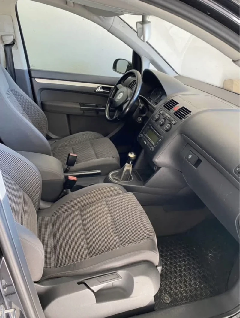 VW Touran 2.0 TDI, снимка 6 - Автомобили и джипове - 48623418