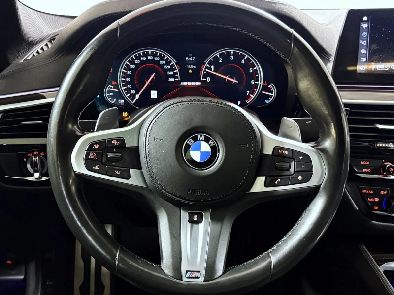 BMW 550 M-PERF PK| HARMAN| AIR| LANE ASSIST| DIST| ОБДУХ, снимка 8 - Автомобили и джипове - 53260349