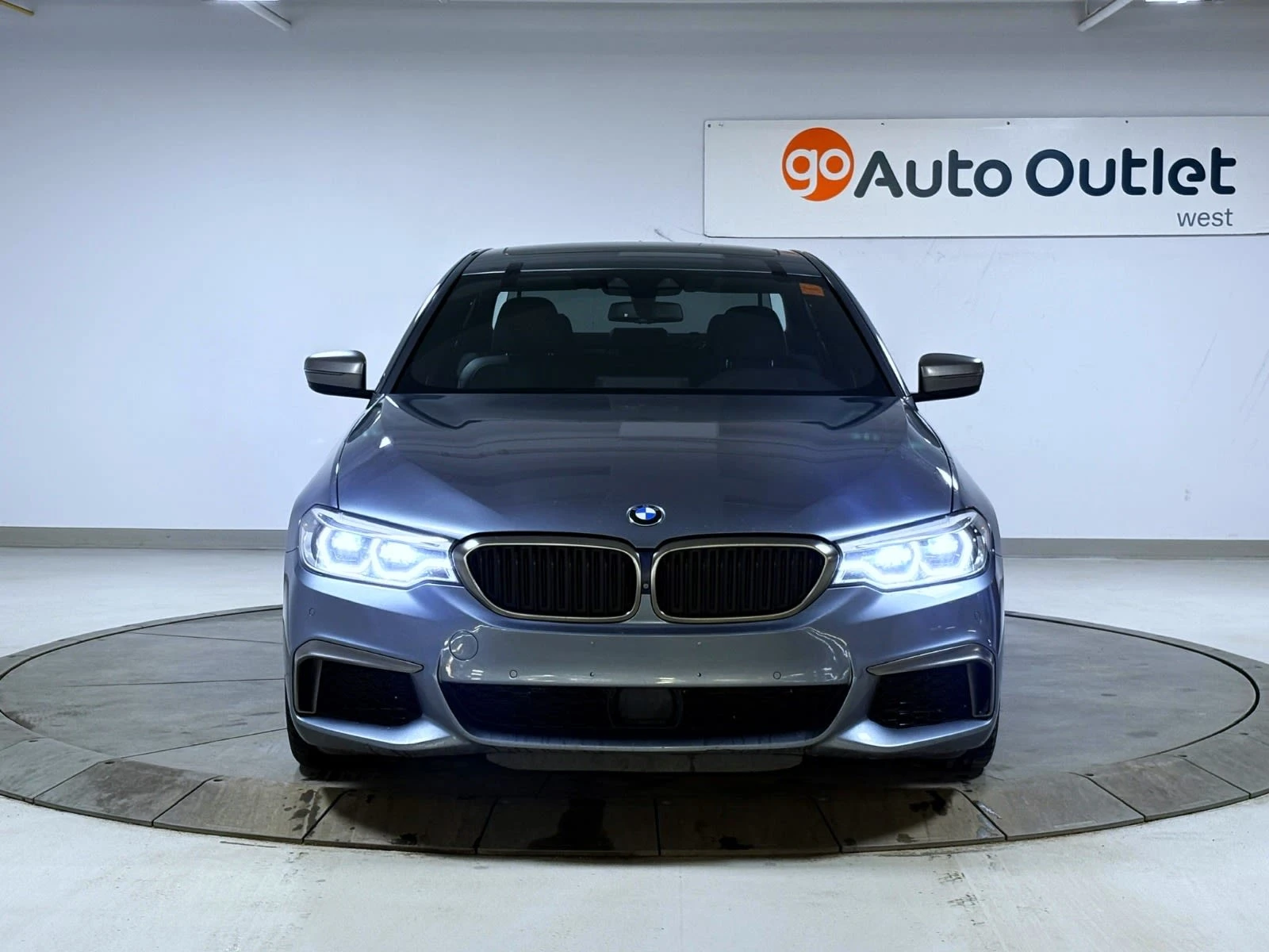 BMW 550 M-PERF PK| HARMAN| AIR| LANE ASSIST| DIST| ОБДУХ - изображение 2